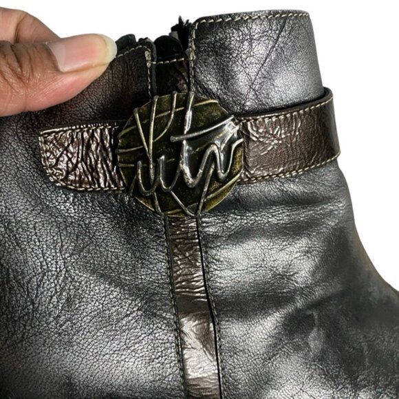 Un Tour En Ville Women's Metallic Silver Leather Western Ankle Boots - Picture 5 of 7